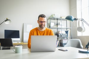 Mann Am Laptop iStock-2160502733