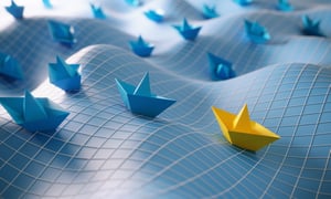 Führungskonzept mit Papierbooten iStock-1840366759