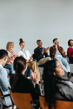 Team das an einem Workshop teilnimmt -eine Gruppe-Applaus iStock-2182229164