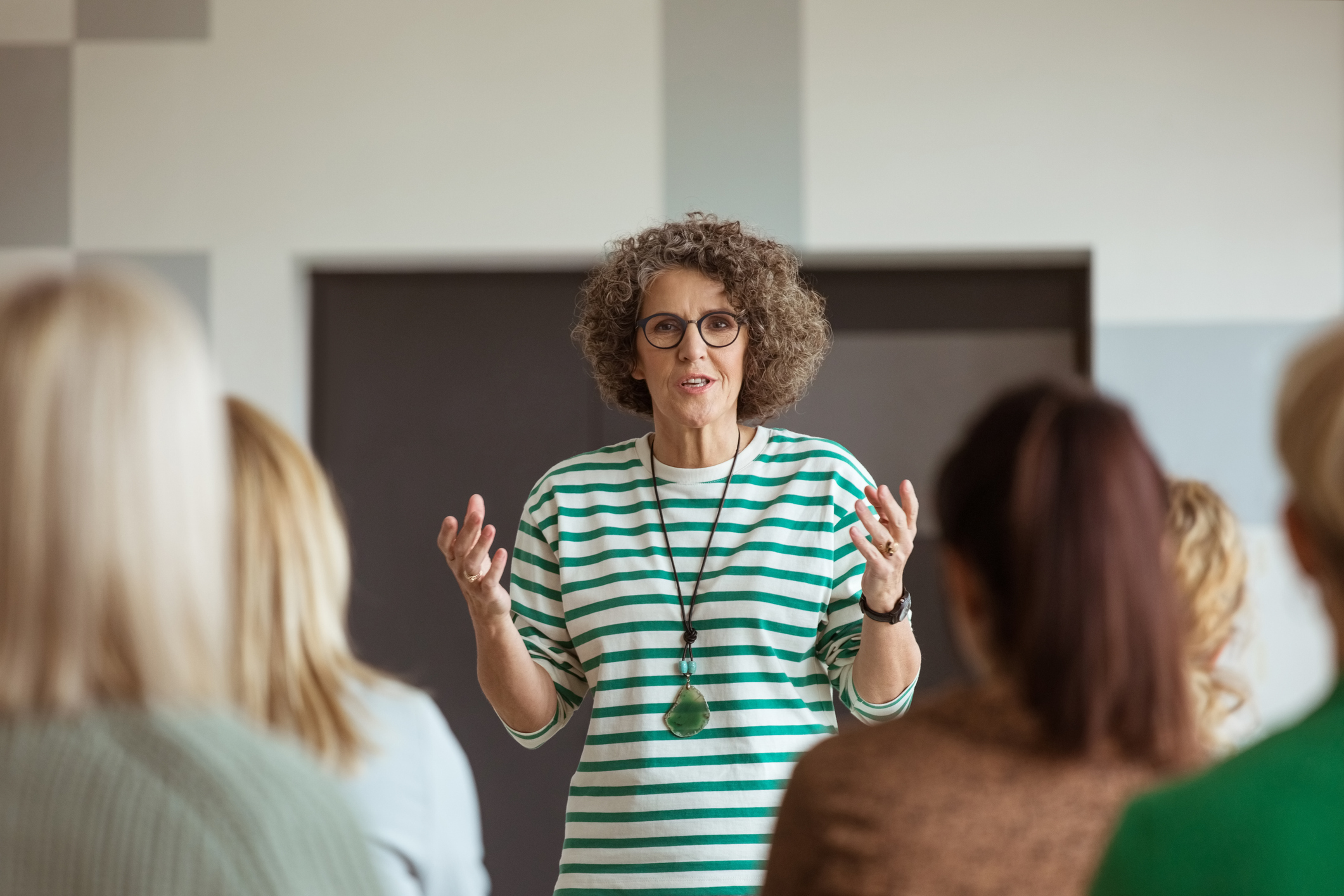Erfahrungsaustausch von Frauen während des Seminars iStock-1406944057