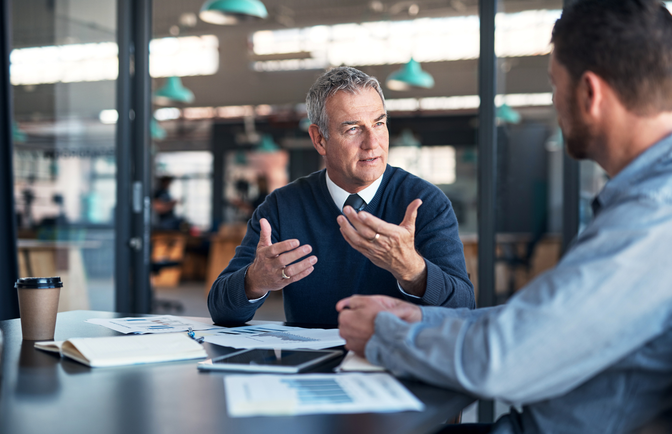 Erklären seiner Vision an einen Kollegen - Diskussion - Besprechung - Influence - Verhandlung iStock-1185858776