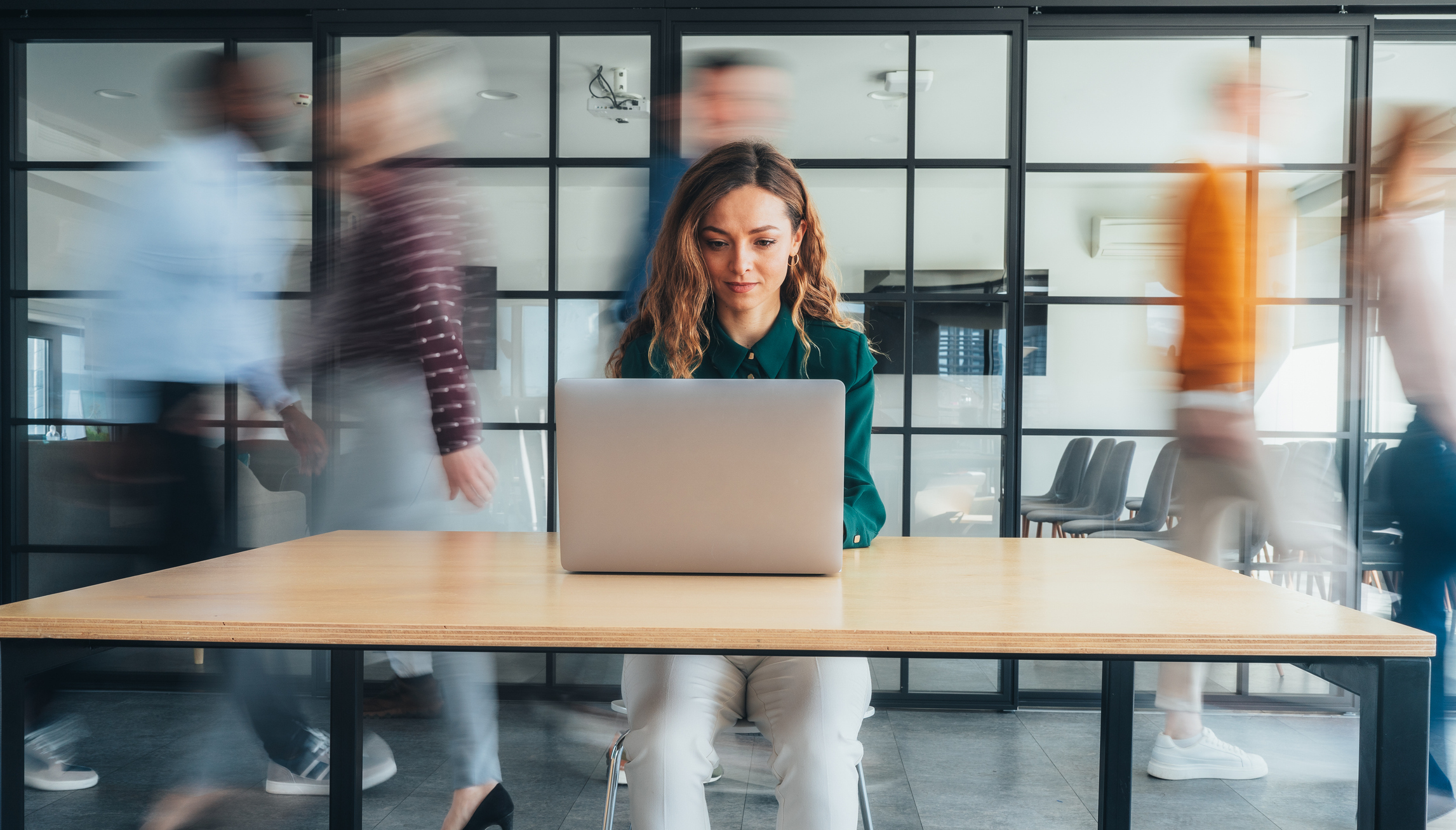 Fokus in Bewegung - Die Kraft der Konzentration im modernen Büro iStock-2207400965