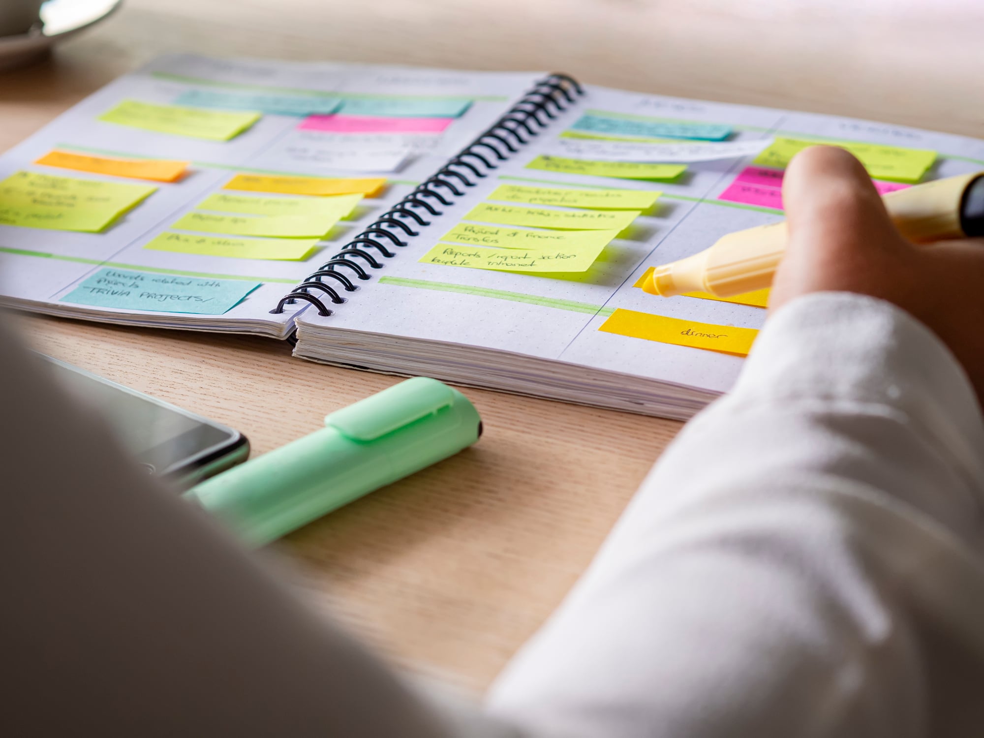 Kalender Agenda organisieren mit Farbcodierung sticky für Zeitmanagement iStock-1329003941