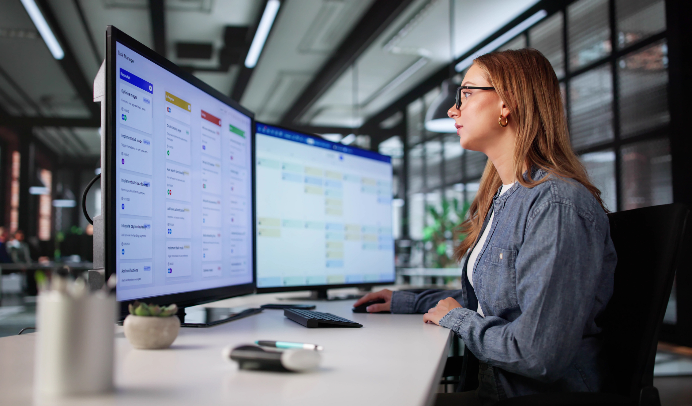 Weibliche Führungskraft mit Kanban-Projektmanagement-Software auf dem Laptop. GTD Aufgabensystem. GTD Tool. Getting Things Done. iStock-2226897035