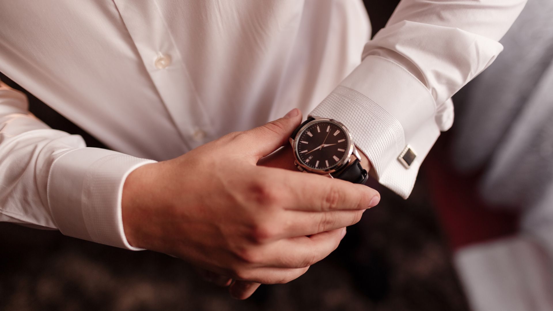 businessman-looks-at-the-watch_1920x1080