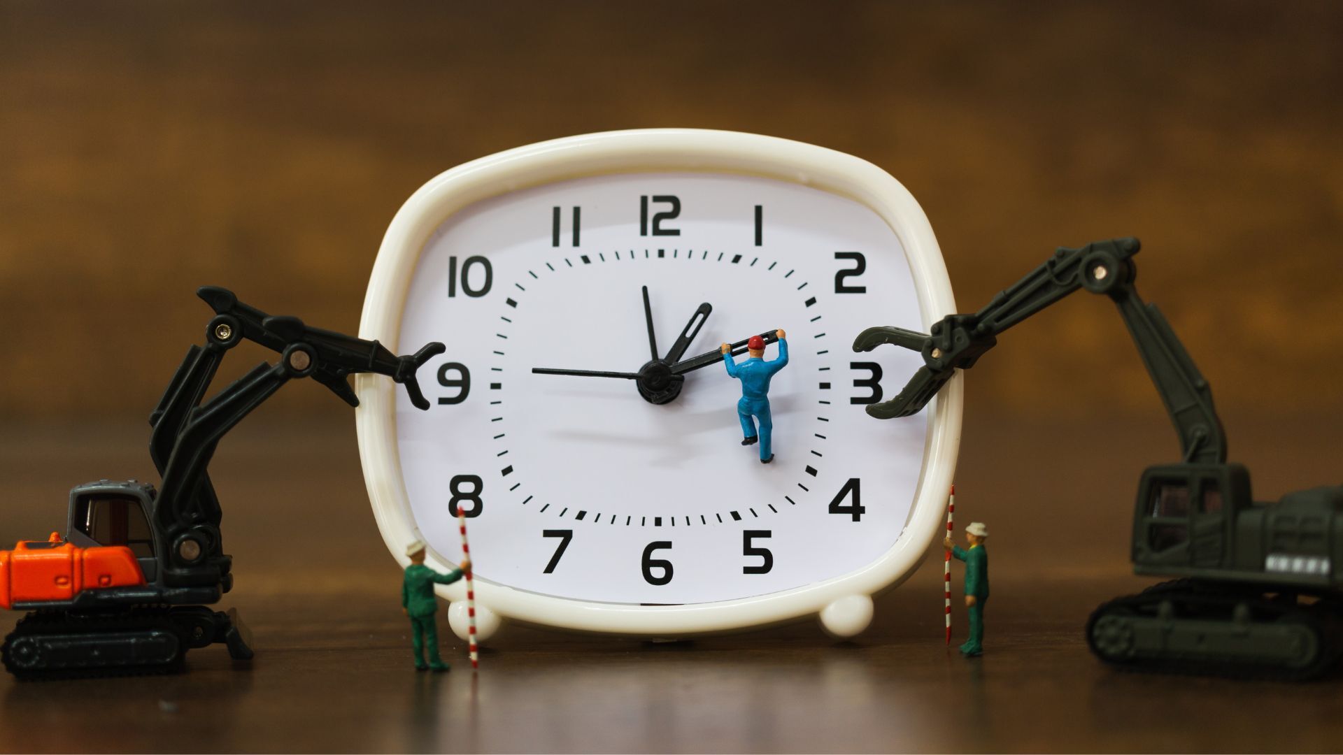 miniature-people-the-team-is-working on time_1920x1080