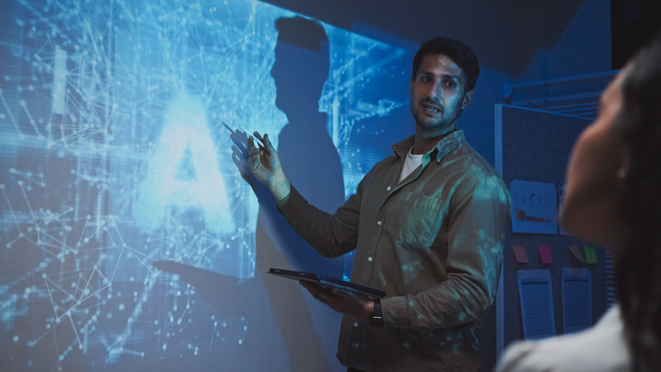Entwicklerteams für künstliche Intelligenz bei Nacht iStock-2166183183