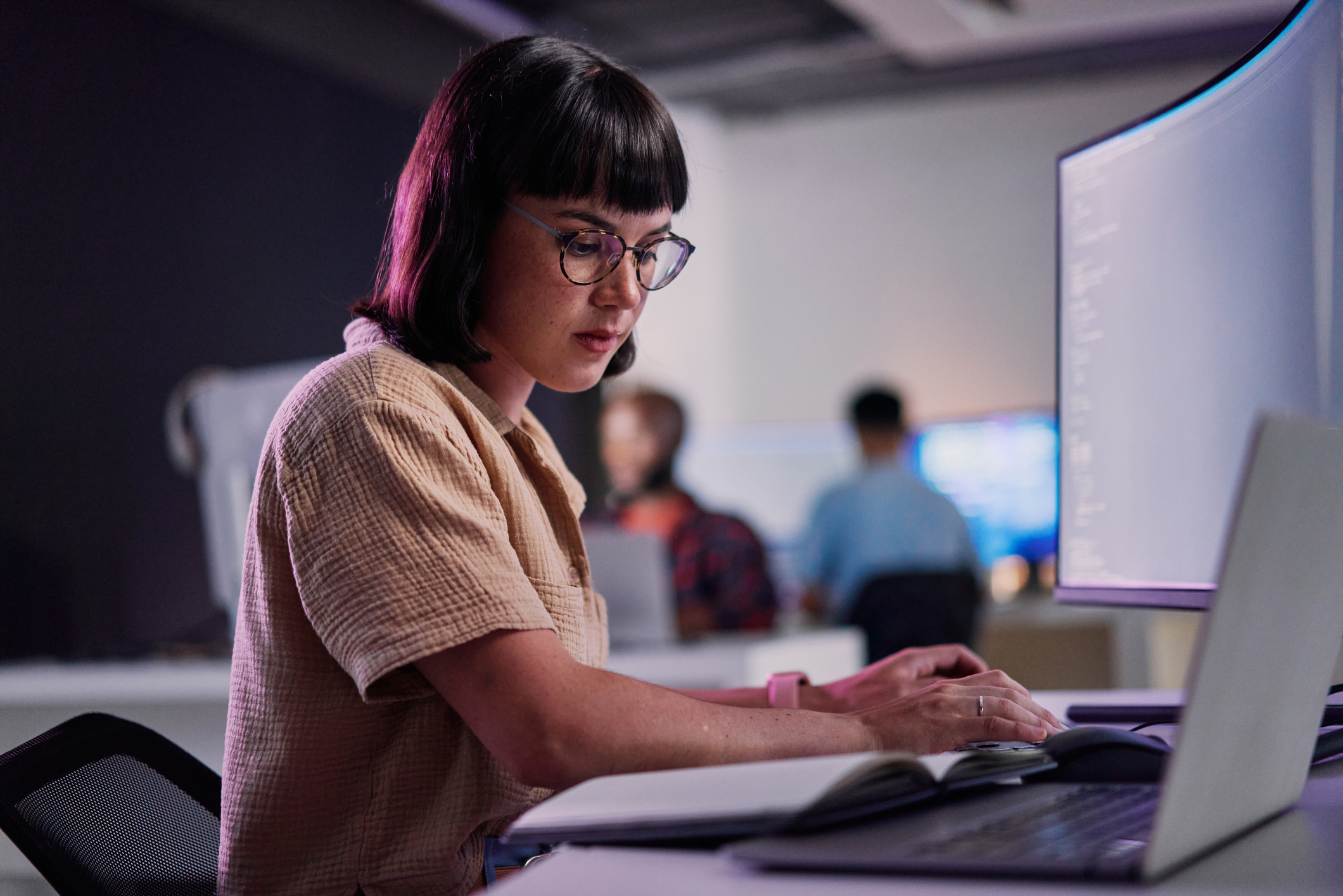 Professioneller IT-Mitarbeiterin, der bis spät in die Nacht arbeitet,iStock-2012746910