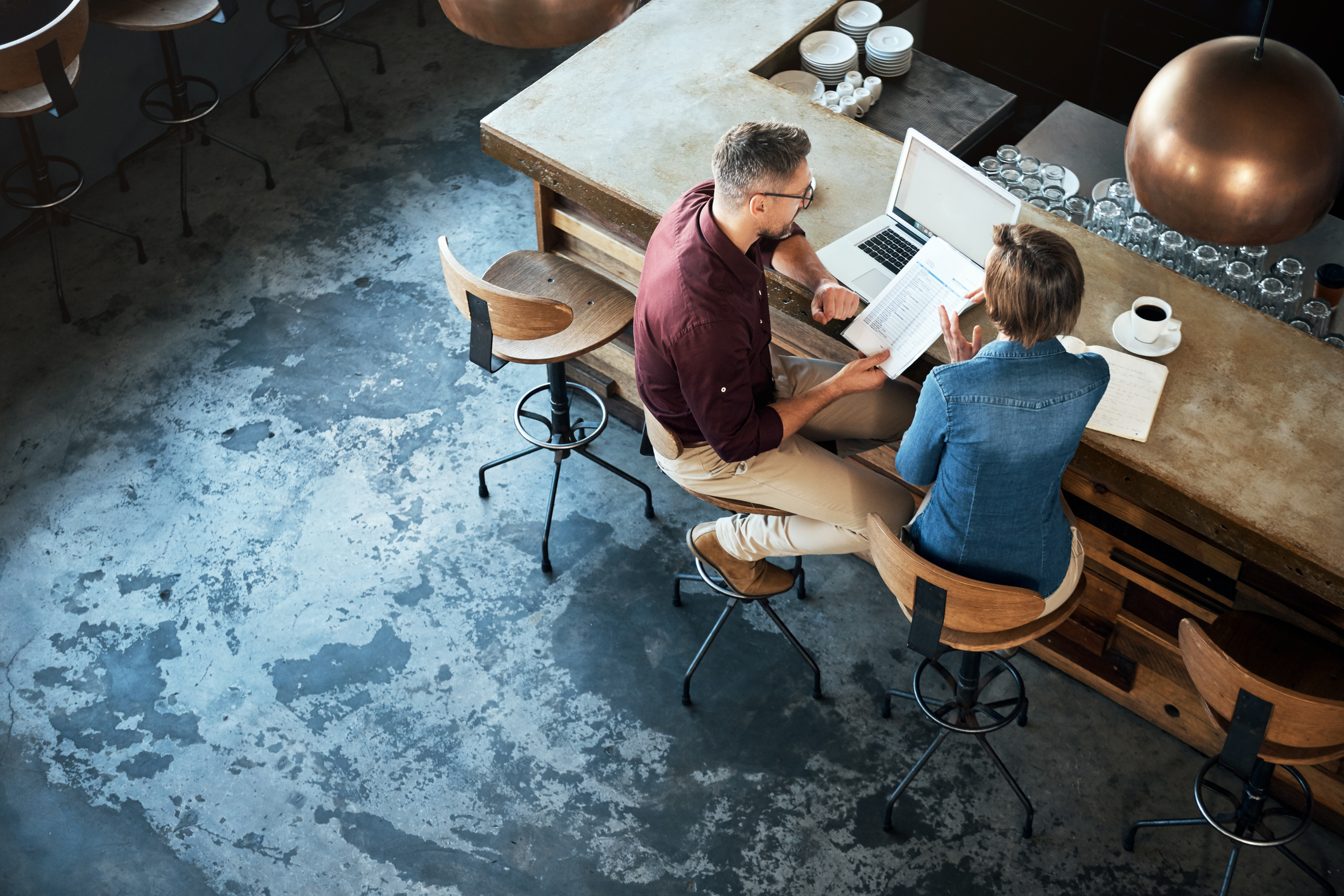 Arbeit in ihrem lokalen Coffee-shop iStock-902810140