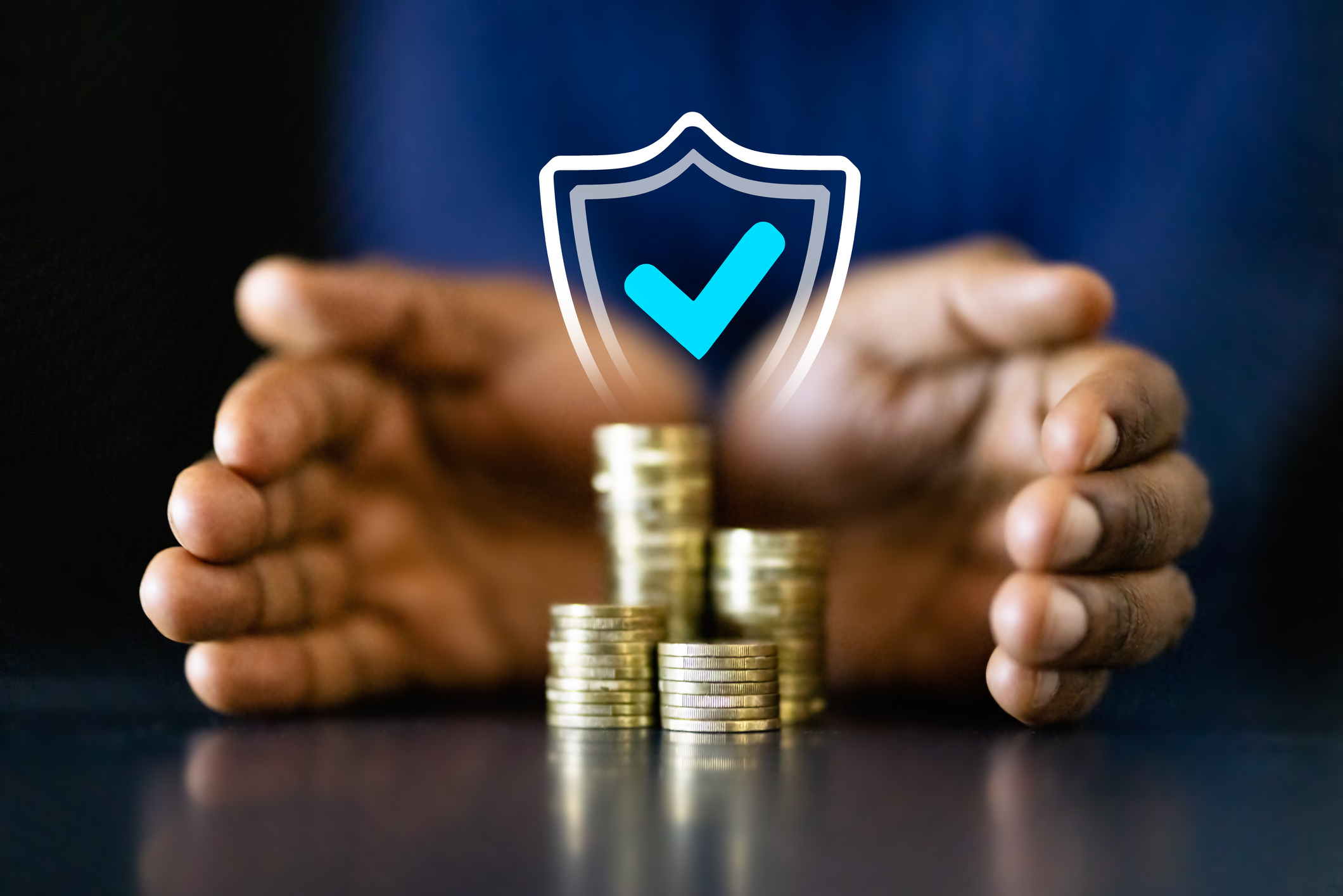Hand, der Münzen zählt, um Einkommen und Investitionen zu schütze iStock-2158808037