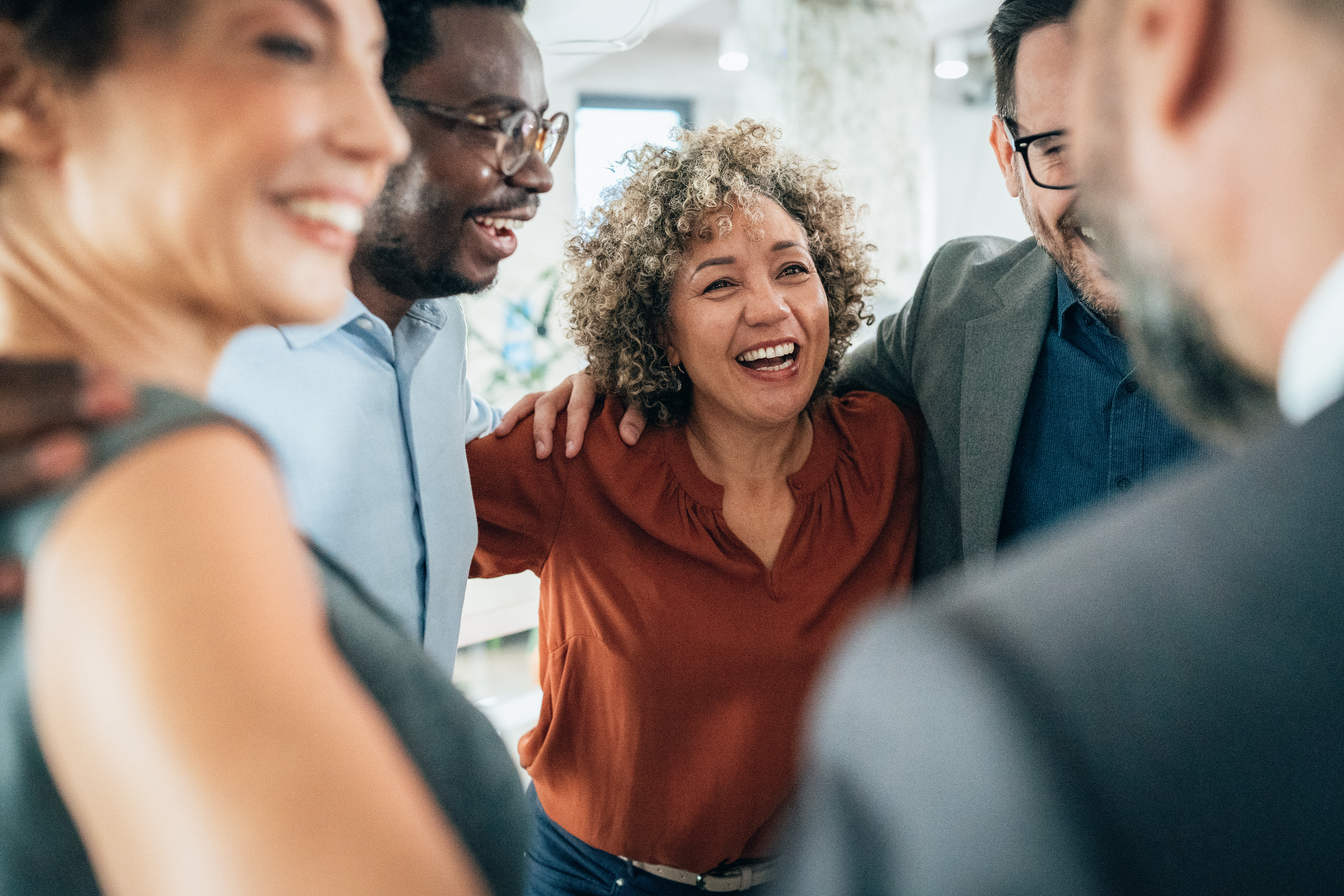 Hero - Habit Lab Frau mit Locken umamt Team.Successful team iStock-2161645172