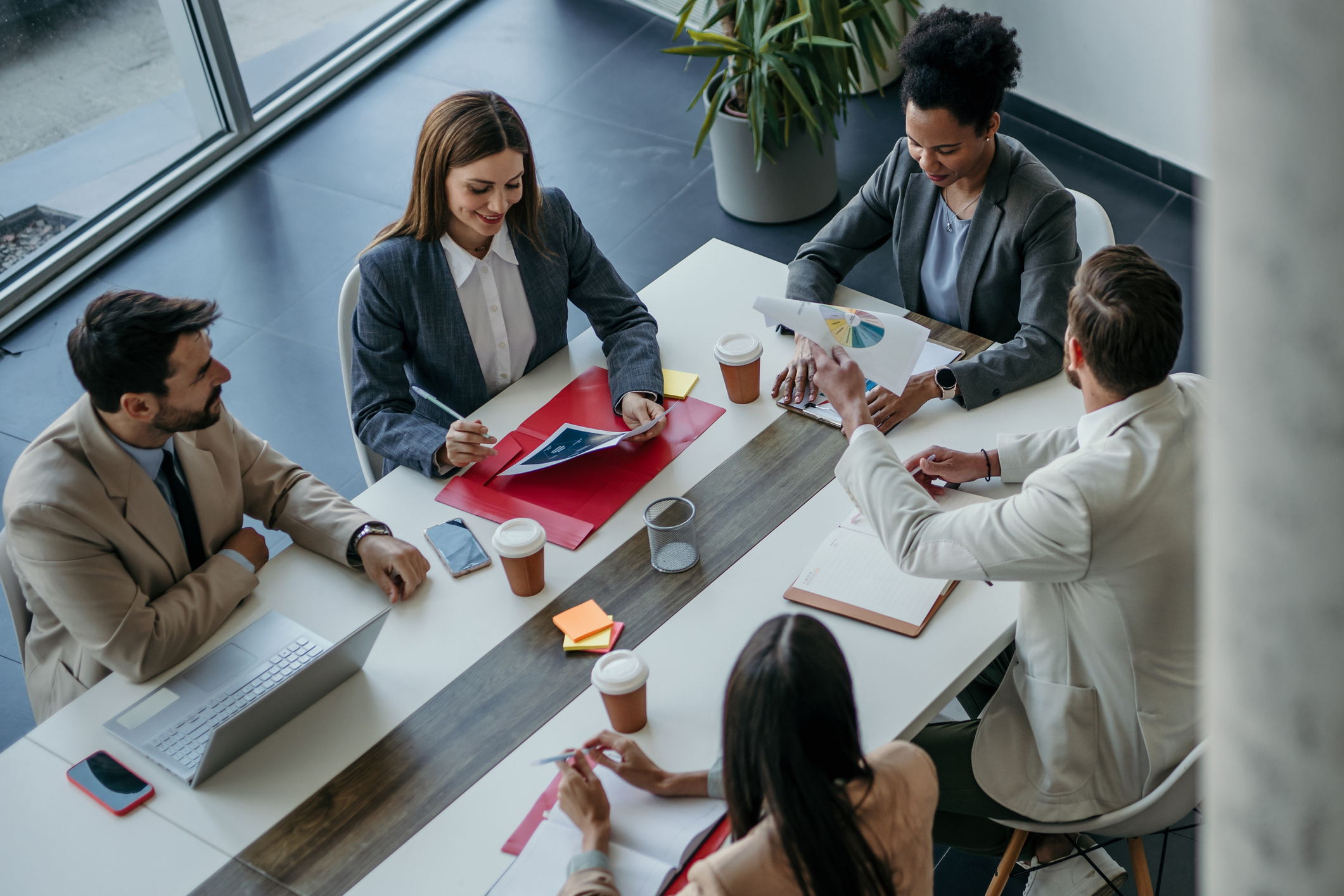 Corporate Colleagues Working Diverses Team am Tisch iStock-2142932534