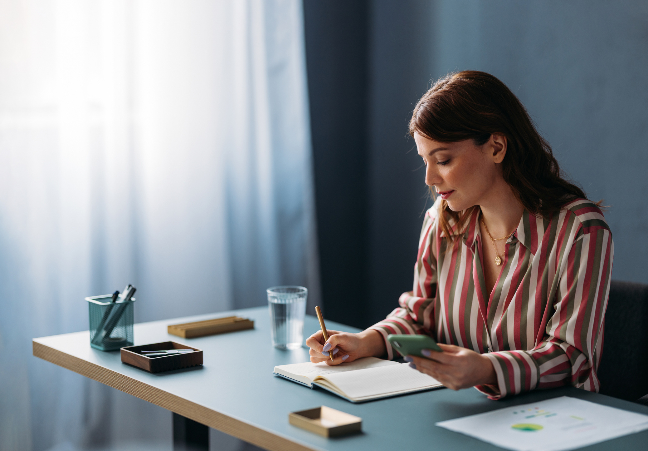 Home_ professionelle Frau mit Notebook iStock-2035915633