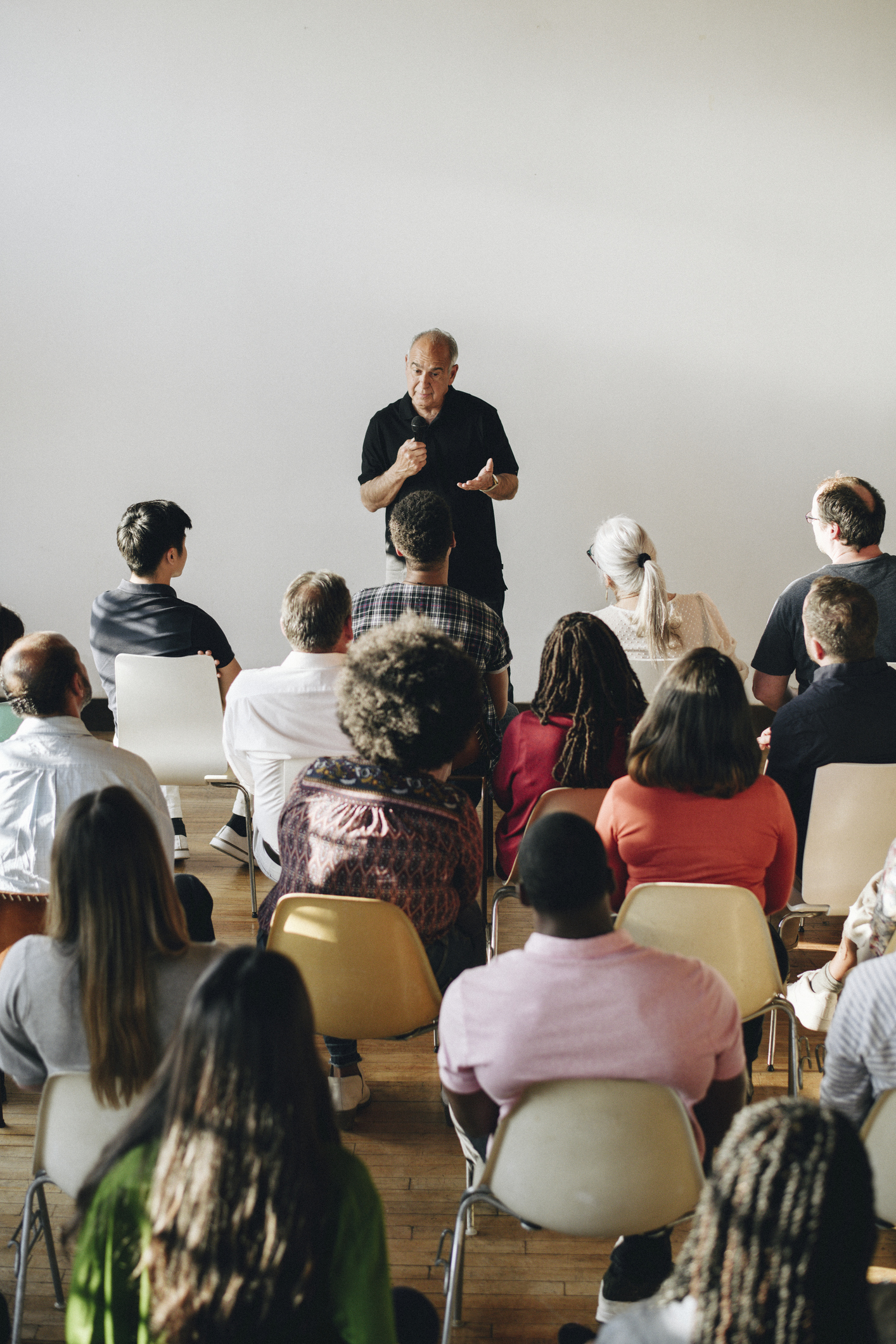 Älterer Mann spricht in einem Seminar iStock-2157543243