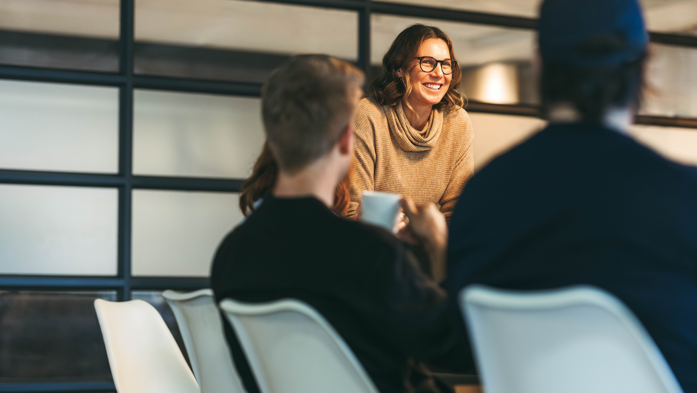 Geschäftsfrau Teamarbeit in der Vorstandsetage iStock-1870044204