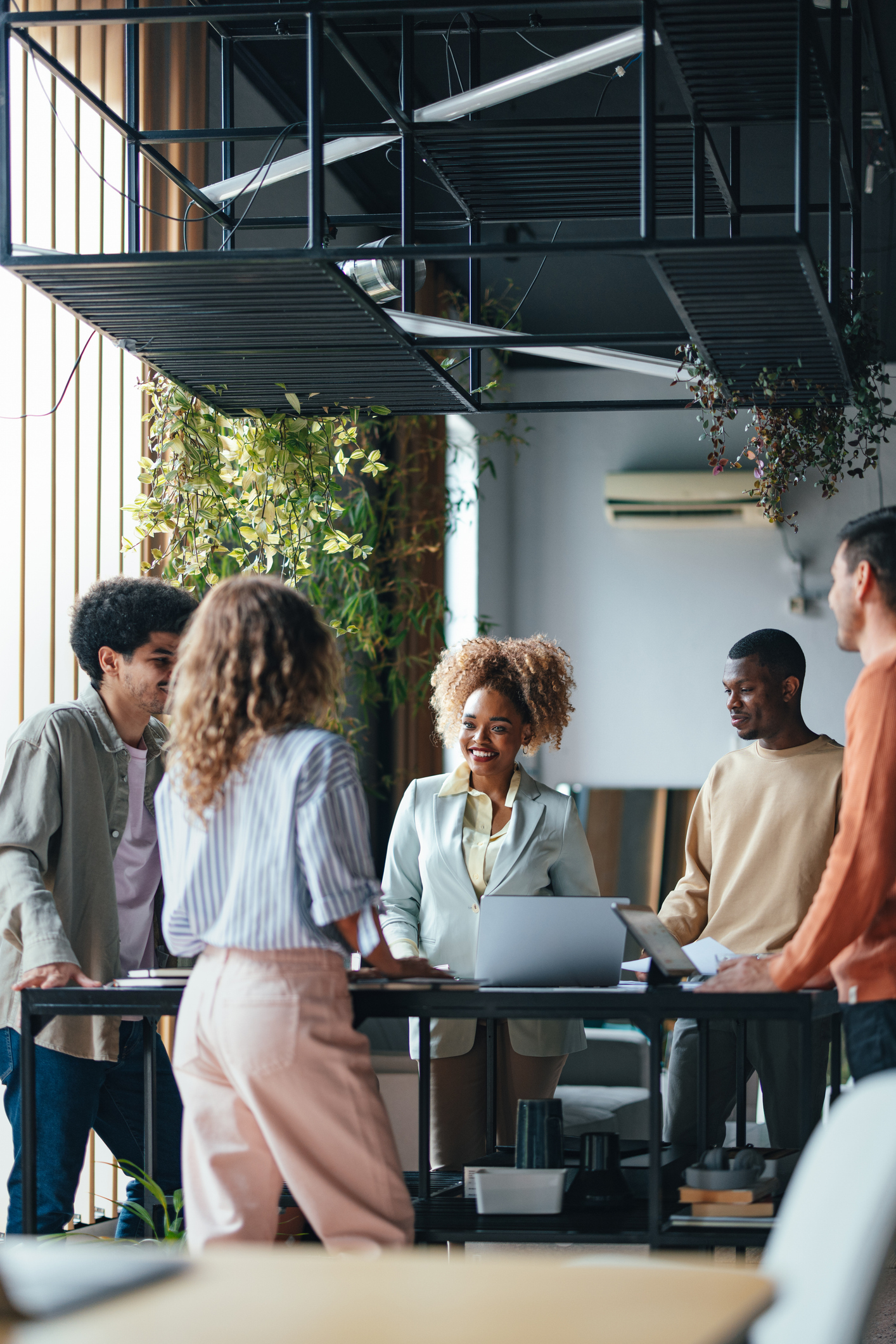 Lernformate Diverse Geschäftsleute, die im Büro zusammenarbeiten iStock-1626847292