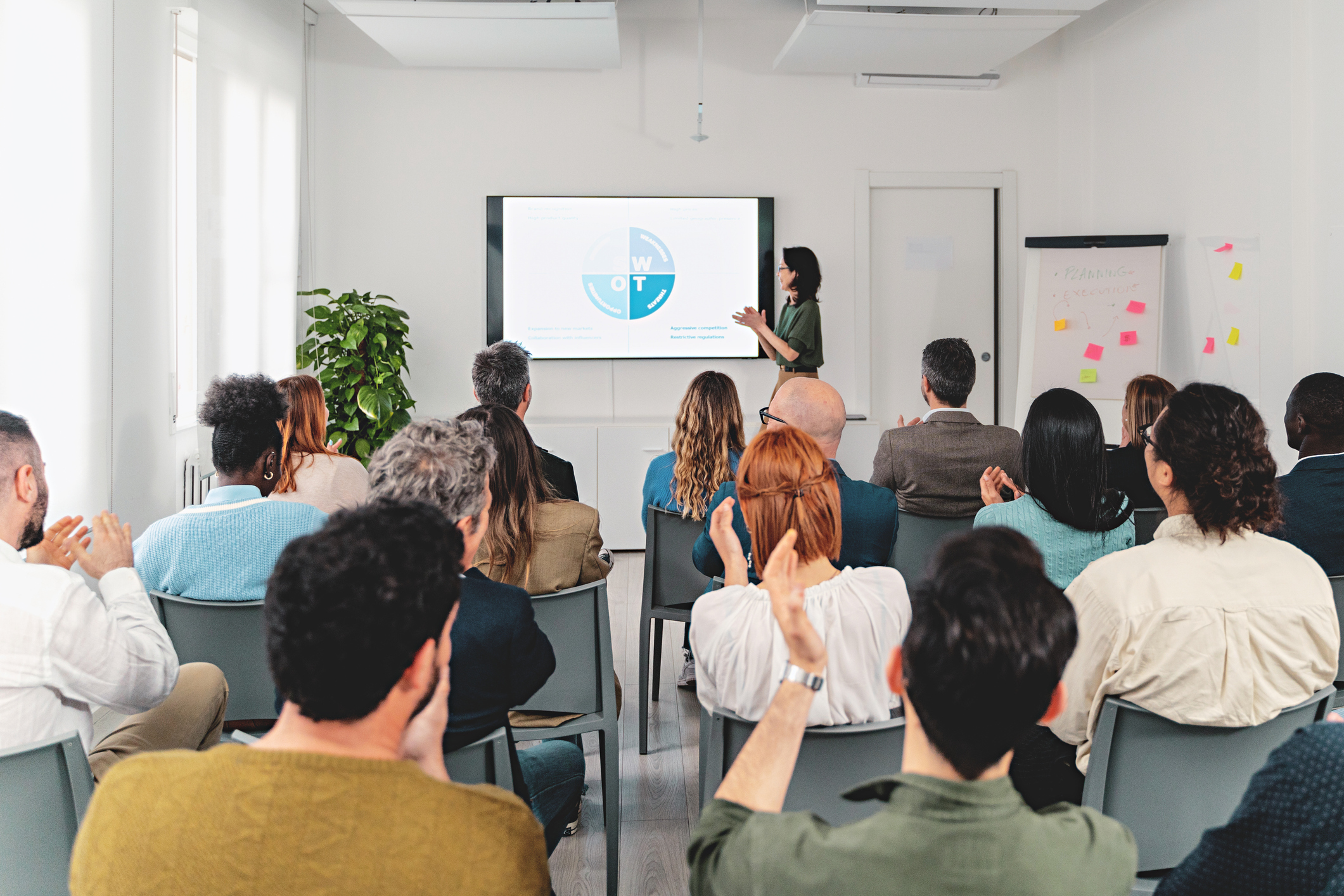 Lernformate_Geschäftspräsentation mit vielfältigem Publikum iStock-1904785184