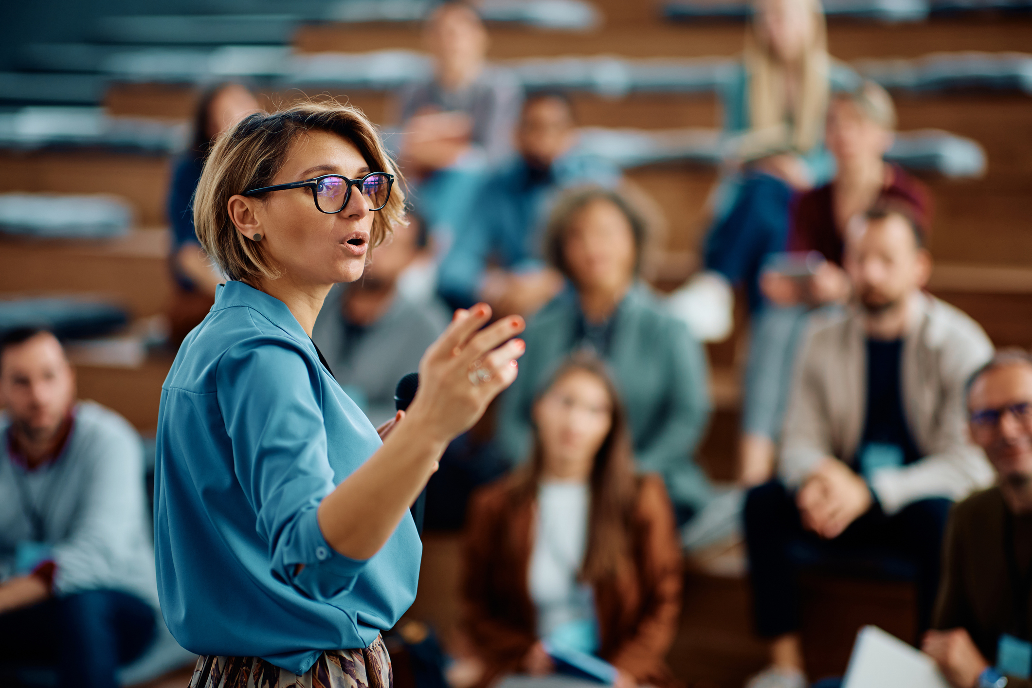 Referentin hält eine Präsentation während eines Business-Seminars iStock-1783743772