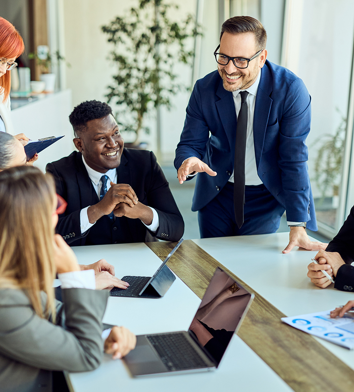 Professionelles Business-Team, das während eines Meetings in einer modernen Büroumgebung zusammenarbeitet. Senkrecht. iStock-2204752286 1