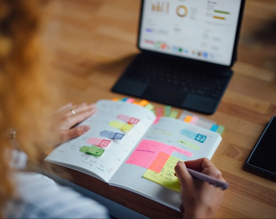 Person, die plant und Notizen schreibt - Agenda - Kalender Planung iStock-2164260786